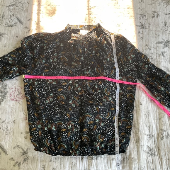 Evereve Charlie Tie-Neck Multicolored Paisley Print Boho Blouse - Picture 7 of 8